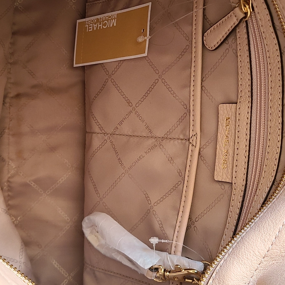 Michael Kors Evie large pebbled leather hobo shoulder bag in a soft pink - Picture 11 of 12